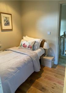 阿伯加文尼Ty Llew Lodge的一间卧室配有一张床和一张桌子上的台灯