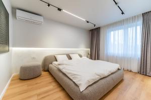 阿拉德Kuib Central Apartament的白色的卧室设有床和窗户
