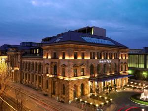 慕尼黑慕尼黑索菲特巴亚普斯特酒店的一座带灯的大砖砌建筑