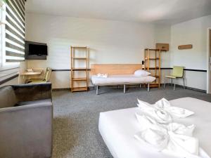 卡托维兹ibis budget Katowice Centrum的酒店客房设有两张床和电视。