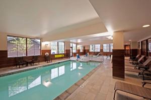 普莱西德湖普莱西德湖汉普顿套房酒店的一座带椅子的大型游泳池