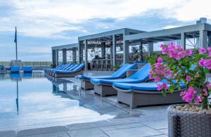 巴拿马城巴拿马希尔顿酒店的游泳池上一排蓝色的躺椅