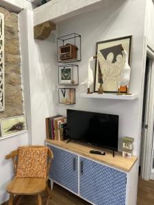 奧瑞那La Casuca del Calero的一间客厅,客厅内配有一台蓝柜电视