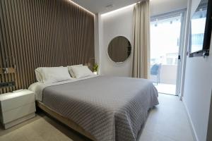 马斯蒂查里XeVa Studio的一间卧室设有一张床和一个大窗户