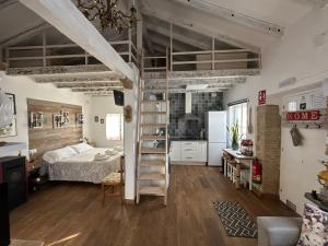 奧瑞那La Casuca del Calero的一间卧室配有一张床和一张高架床