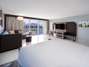 圣胡安Hilton Garden Inn San Juan Condado的酒店客房设有床和客厅。
