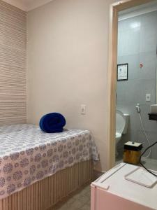 卡博迪圣阿戈斯蒂尼奥Pousada A Casa Portuguesa的客房设有一张床和一间带卫生间的浴室