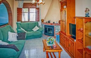 CorumbelaVilla Almenara的客厅设有绿色沙发和壁炉