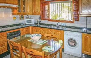 CorumbelaVilla Almenara的厨房配有桌子、水槽和洗碗机。
