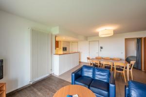 奥斯坦德Vayamundo Oostende - Apartments的客厅和带桌椅的用餐室