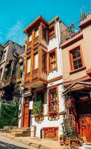 伊斯坦布尔Astra Boutique Hotel的城市街道上的一座带木制阳台的建筑