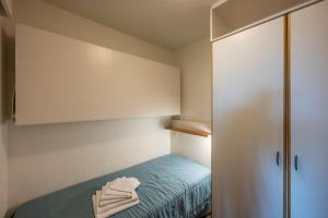 奥斯坦德Vayamundo Oostende - Apartments的小房间设有床和橱柜