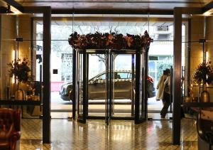 贝鲁特赛菲套房酒店的把汽车停在大楼里的旋转门
