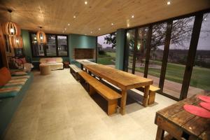 普利登堡湾Gemstone Farm的客厅配有木桌和沙发