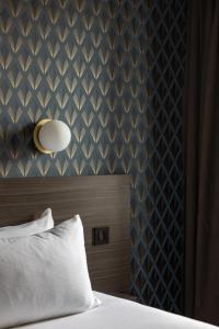 特赫格欧基里亚德圣布里尔克特雷格酒店的一间卧室配有一张蓝色墙壁的床