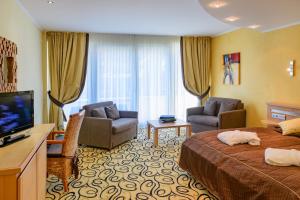 格伦德霍夫布瑞马尔酒店的酒店客房,配有床和电视