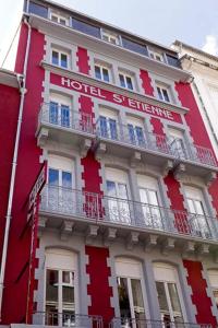 卢尔德圣艾蒂安酒店的上面有酒店标志的红色建筑