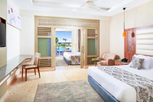 库塞尔Pickalbatros Sea World Resort - Marsa Alam- "Aqua Park"的酒店客房设有一张床,享有海景。