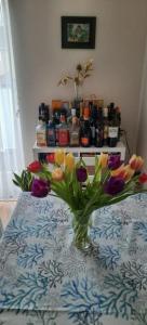 Streatham HillCosy private room的花瓶,花朵放在桌子上