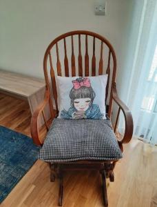 Streatham HillCosy private room的木摇椅上的娃娃枕头