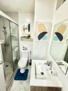 麦克坦119 Amani Grand Mactan Resort的一间带水槽、卫生间和淋浴的浴室
