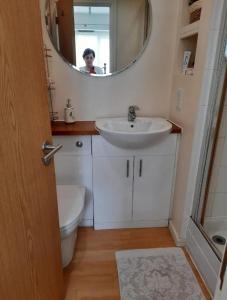 Streatham HillCosy private room的妇女在带水槽和镜子的浴室