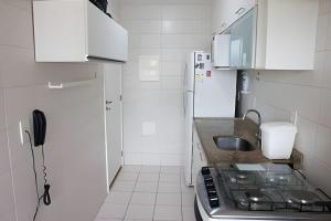 里约热内卢Executive In - Ideal para família的一间带水槽和冰箱的小厨房