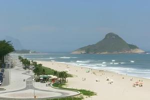里约热内卢Executive In - Ideal para família的海滩上的人