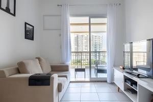 里约热内卢Ideal para famílias! Muita segurança的带沙发的白色客厅和阳台