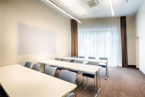 海尔布隆Premier Inn Heilbronn City Centre的一间会议室,配有桌椅和白板