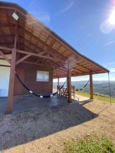 阿尔弗雷多瓦格内尔Aconchego Alto da Serra的木制凉亭下方设有吊床