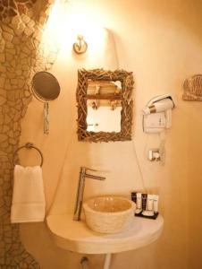 维琪奥港巴隆巴热亚大使大使酒店的一间带水槽和镜子的浴室