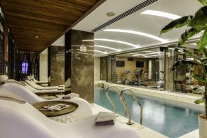 伊斯坦布尔勒弗尼酒店及SPA - 特殊类别的酒店大堂设有游泳池和spa