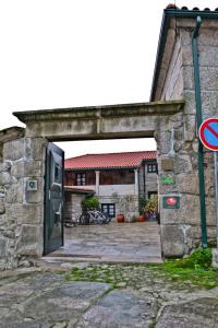 索茹Casas do Cavaleiro Eira的大楼入口,设有开放式门