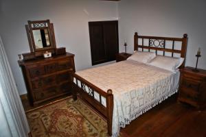 索茹Casas do Cavaleiro Eira的一间卧室配有一张床、梳妆台和镜子
