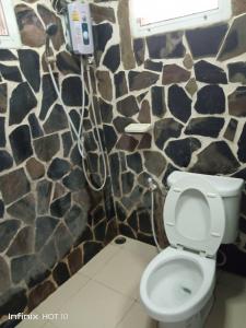 Ban Lam Thong LangBaan Rai Somkiat Homestay Saraburi的一间带卫生间和石墙的浴室
