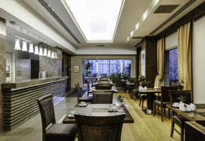 伊斯坦布尔勒弗尼酒店及SPA - 特殊类别的一间带桌椅的餐厅和一间酒吧