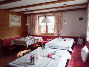 布雷根茨沃尔德地区奥Frühstückspension Rüf的餐厅设有2张桌子和白色桌布