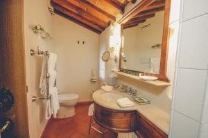 基安蒂盖奥勒卡潘尼尔葡萄酒度假酒店的一间带水槽、卫生间和镜子的浴室