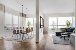 尼雪平Nyköping Villa: Serene & Stylish的客厅和带桌椅的用餐室