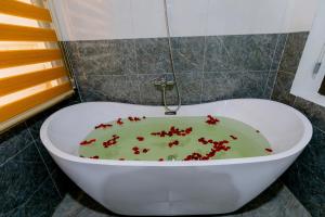 宁平Tam Coc Green Mountain Homestay的白色浴缸,内有红色的装饰