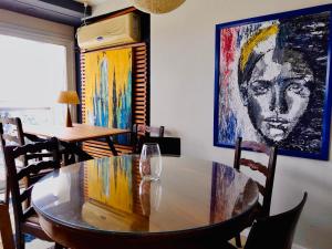 科尔多瓦Departamento Premiun En Zona Centro的一间设有桌子和墙上绘画的用餐室