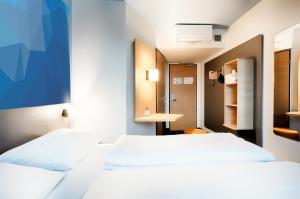 美因河畔法兰克福B&B Hotel Frankfurt-Airport的配有2张床的酒店客房 - 带浴室