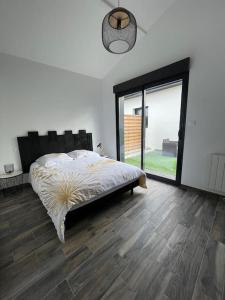 Martignas-sur-JalleJolie maison dans un quartier très calme的一间卧室设有一张床和一个大窗户
