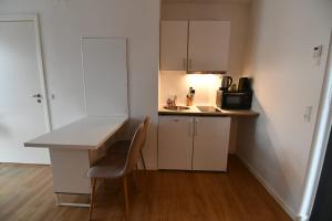 哥本哈根Copenhagen ToGo的一个带柜台和桌子的小厨房