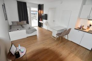 哥本哈根Copenhagen ToGo的小型公寓 - 带床、书桌和厨房
