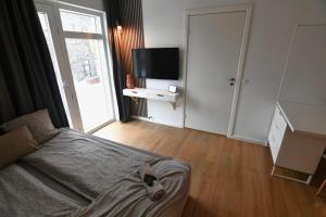 哥本哈根Copenhagen ToGo的一间卧室配有一张床和一台平面电视。