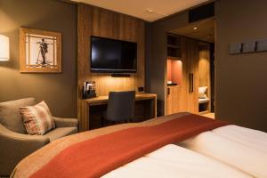 耶卢微斯里雅度假酒店的酒店客房,配有床和电视