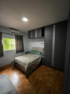 里奥韦尔迪Casa para locação no período da Tecnoshow Comigo 2024的一间小卧室,配有床和窗户