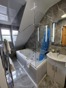 科克山顿贝尔酒店的带淋浴、浴缸和盥洗盆的浴室